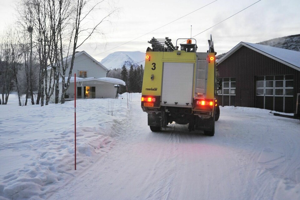 MÅTTE RYKKE UT: Brannvesenet slukket natt til fredag ei brann i et bolighus på Løvberg i Målselv. Brannen startet i ei pipe. Foto: Gjermund Nilssen