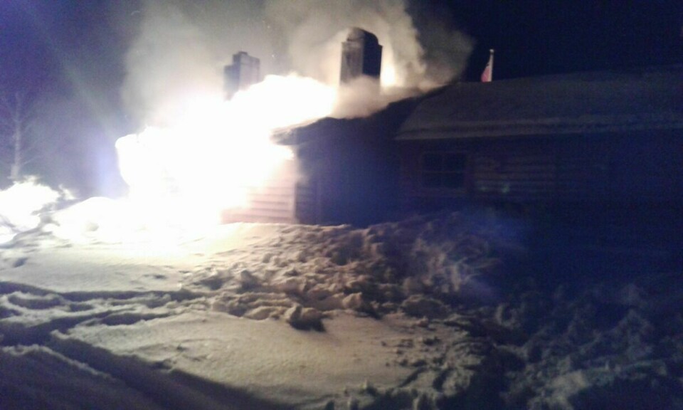 OPP I RØYK: Personene i hytta forøkte å slukke brannen, men flammene tok overhånd.