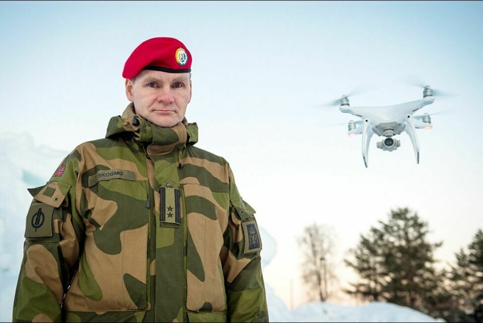 ØNSKER DRONETIPS: Talsmann Ole Johan Skogmo i Hæren oppfordrer folk som ser droner over øvingsområdet under den pågående militærøvelsen om å melde fra til Forsvaret eller sivilt politi. – Vi har økt fokus på dette etter de mange observasjonene av uidentifiserte droner under militærøvelsen i november, sier han. Foto: OLE-SVERRE HAUGLI, FORSVARET