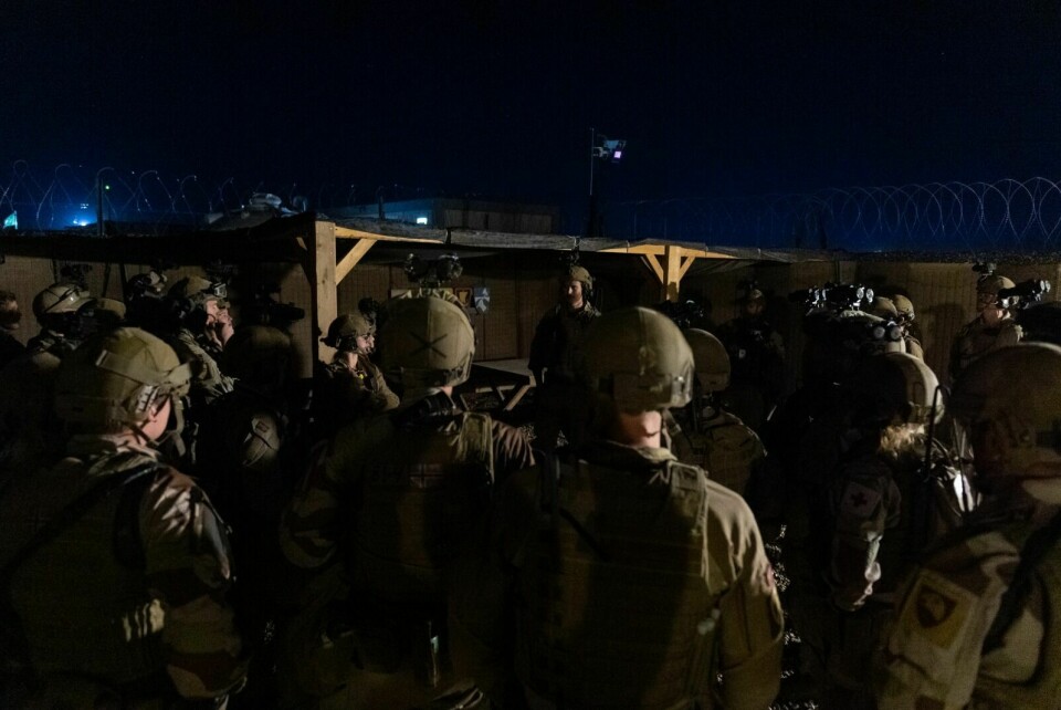 I IRAK: Bildet viser norske soldater i militærbasen Ain al-Assad i Irak etter et rakettangrep mot basen i desember. Foto: Forsvaret / NTB scanpix