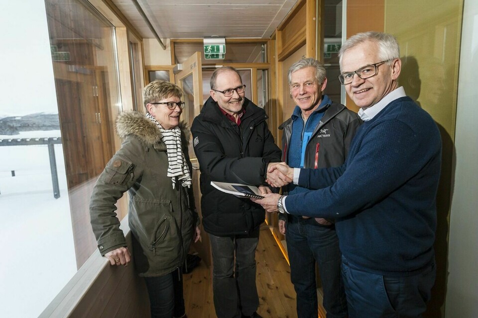 OVERTAR PENGENE: Hilde Bjørkeng, Arne Nysted og leder Jarle Heimdal i den nå avsluttede organisasjonen Blue Sky Norge gir halvparten av kontobeholdningen til Viken senter ved direktør Jon Henrik Wien.