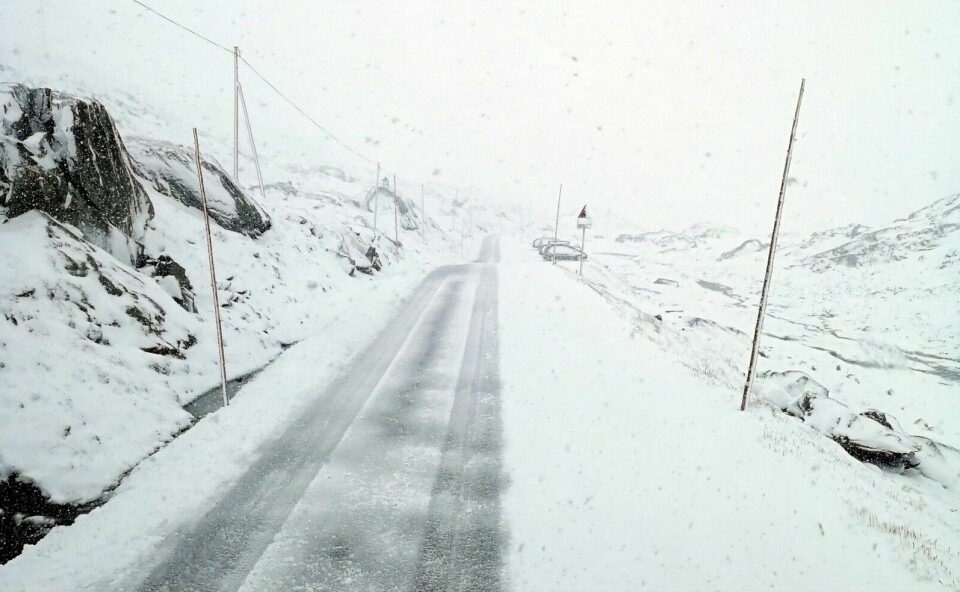 KAN BLI SNØDEKTE VEIER: Fra onsdag kveld kan det bli vanskelige kjøreforhold på veiene i Troms. Særlig i høyereliggende strøk. Foto: NTB Scanpix