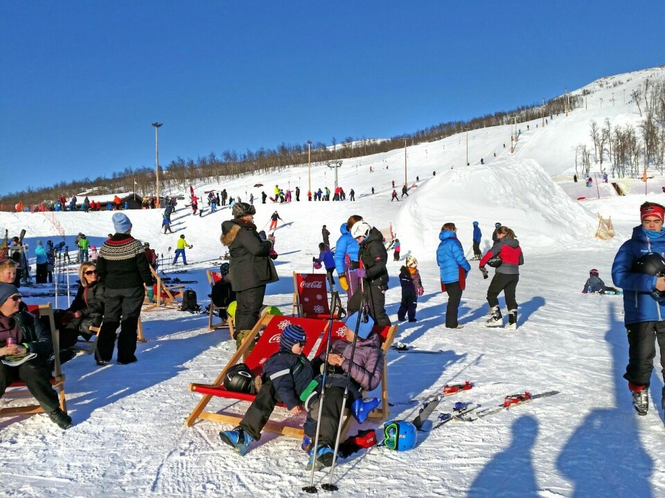 BARE KOS: Vinterferieuka gjorde at det var folksomt i Fjellandsbyen. Ikke alle kjørte på ski i sola, og noen brukte heller litt tid på å slappe av i solstolene.