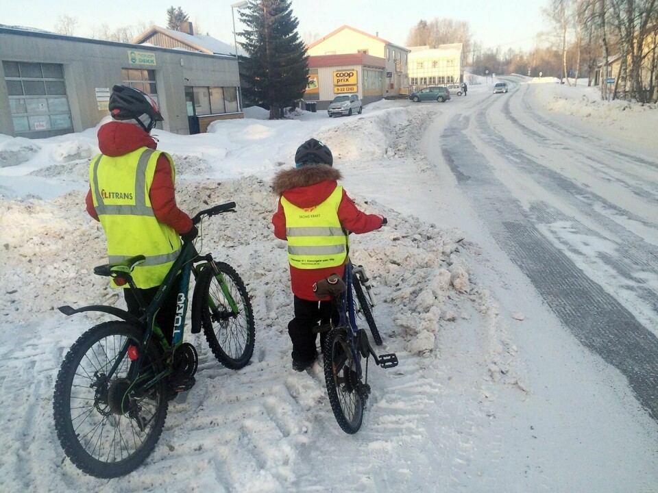 KRONGLETE: Snøen gjør det ikke lett for de myke trafikantene å ferdes gjennom Olsborg sentrum. Foto: PRIVAT