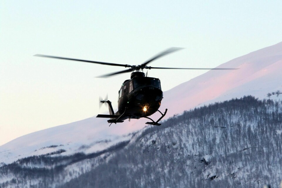 TIL KIRKENES: For å styrke luftambulansetilbudet i nord stiller Forsvaret et Bell-helikopter med mannskap tilgjengelig fram til 1. januar. Foto: Ivar Løvland (arkiv)