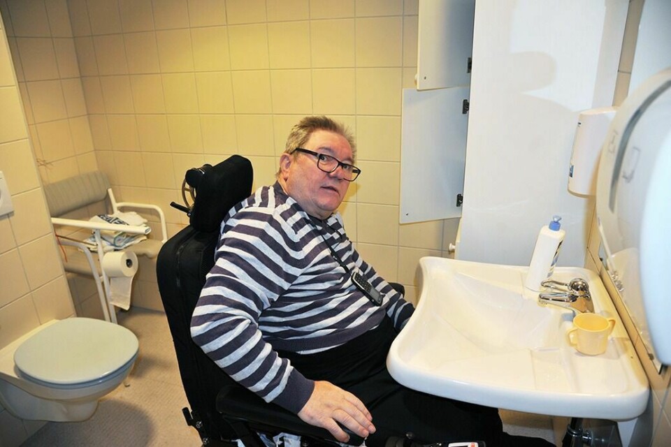 MANGE MANGLER: Ifølge Harald Åsan er det mange mangler med rommet som han må dele sammen med en annen rullestolbruker. Et toalettbesøk kan for Åsan sin del bli svært ubehagelig. Foto: Leif A. Stensland