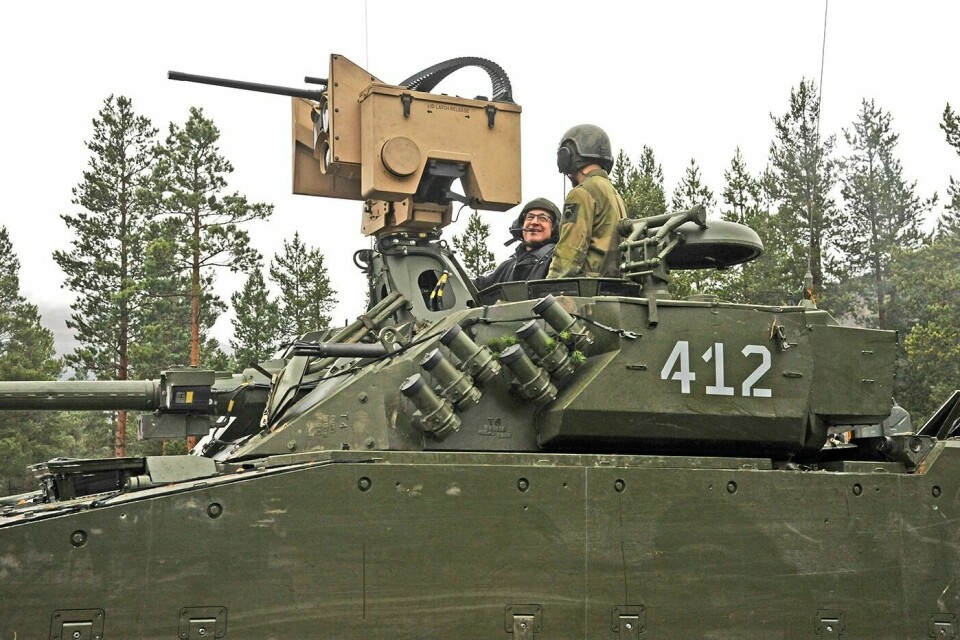 FIKK PRØVE NYINVESTERING: Den amerikanske ambassadøren Samuel Heins fikk en demonstrasjon av Panserbataljonens nyeste stridsvogner, CV90. Han roste Norge for landets forsvarsinvesteringer.
