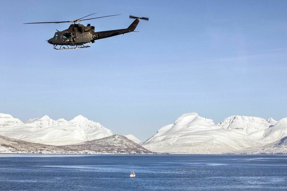 FORTSATT UAVKLART: Partiene forhandler på overtid om den nye langtidsplanen for Forsvaret. Ifølge NRK blir det sannsynligvis ikke tatt noen beslutning om 339 skvadrons framtid på Bardufoss før landmaktutredninga foreligger. Bildet viser et Bell 412-helikopter fra 339 skvadron over Balsfjorden under øvelse Cold Response i mars 2014. Foto: LARS MAGNE HOVTUN, HÆREN