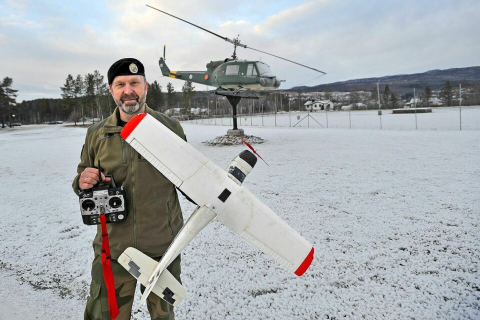 FØLG REGLENE: Major Fred Eilers i 139 luftving oppfordrer eiere av fjernstyrte fly og droner til å lære seg luftfarstreglene. På Bardufoss må man ta hensyn til lufthavna, militære områder og lavtflyvende helikoptre.