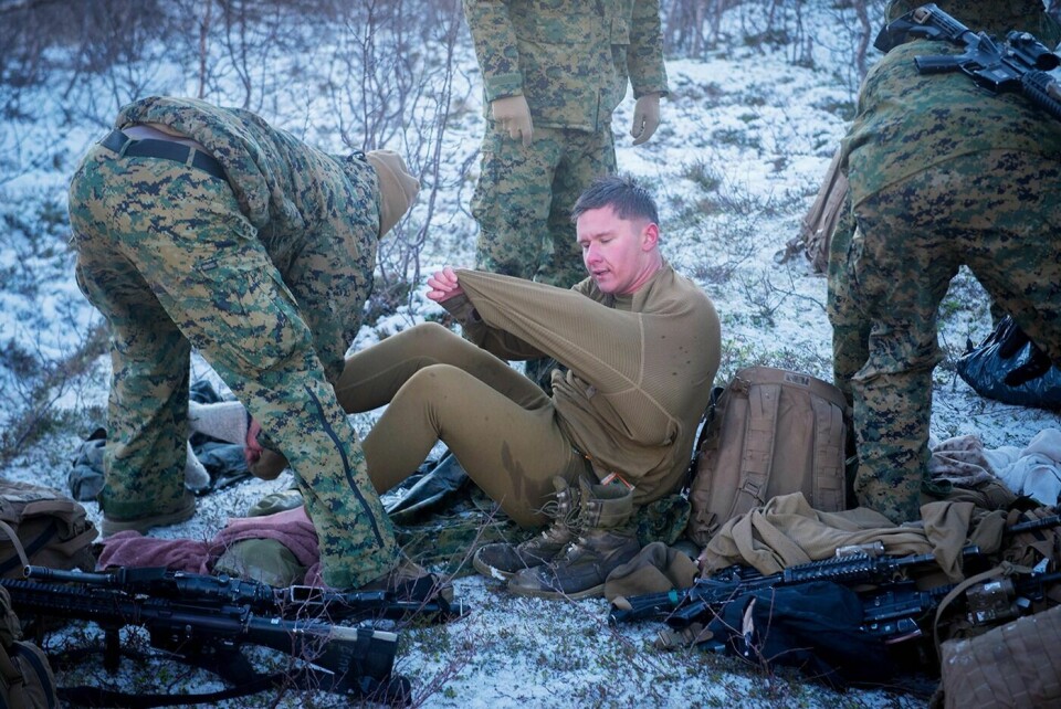 KALD OPPLEVELSE: Marineinfanteristene var raske med å å på seg tørt tøy etter sitt iskalde møte med et vatn i Blåtind. Foto: ØYVIND STORVIK INGEBRIGTSEN, FORSVARET