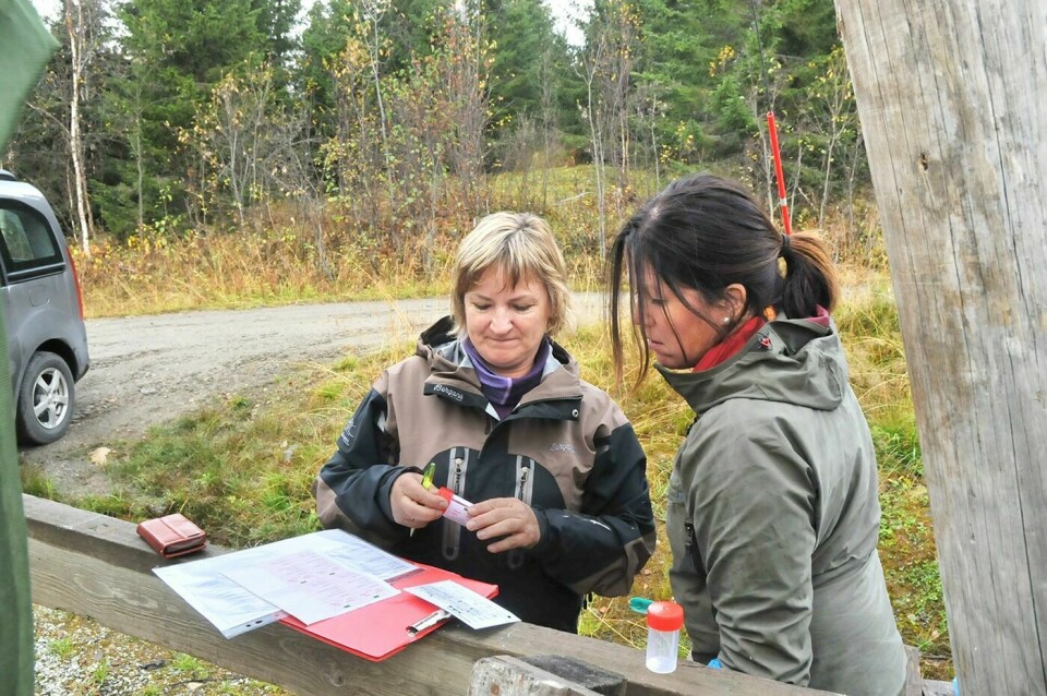 REGISTRERING: Marit Strøm Nordmo og Ingeborg Nygaard registrerer og klargjør prøvene for å sendes til Veterinærinstituttet.