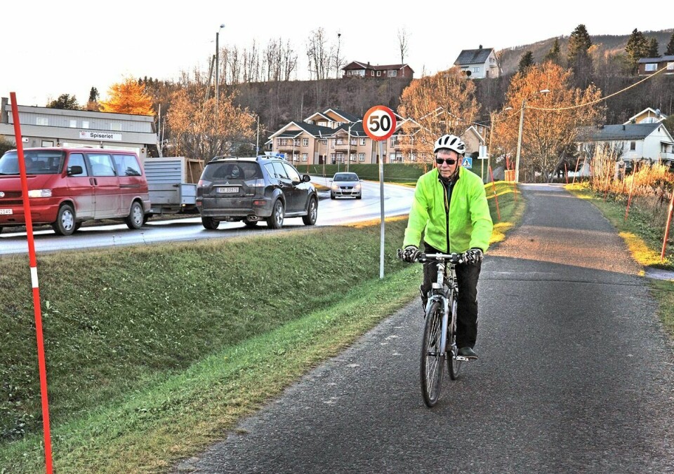 IKKE TRYGG: Willy Brynjulfsen har opplevd så mange farlige situasjoner at han ikke lenger føler seg trygg som syklist når han sykler etter hovedveiene. – Det er blitt sånn at jeg ikke tør å sykle på annet enn gang- og sykkelveier, sier han.