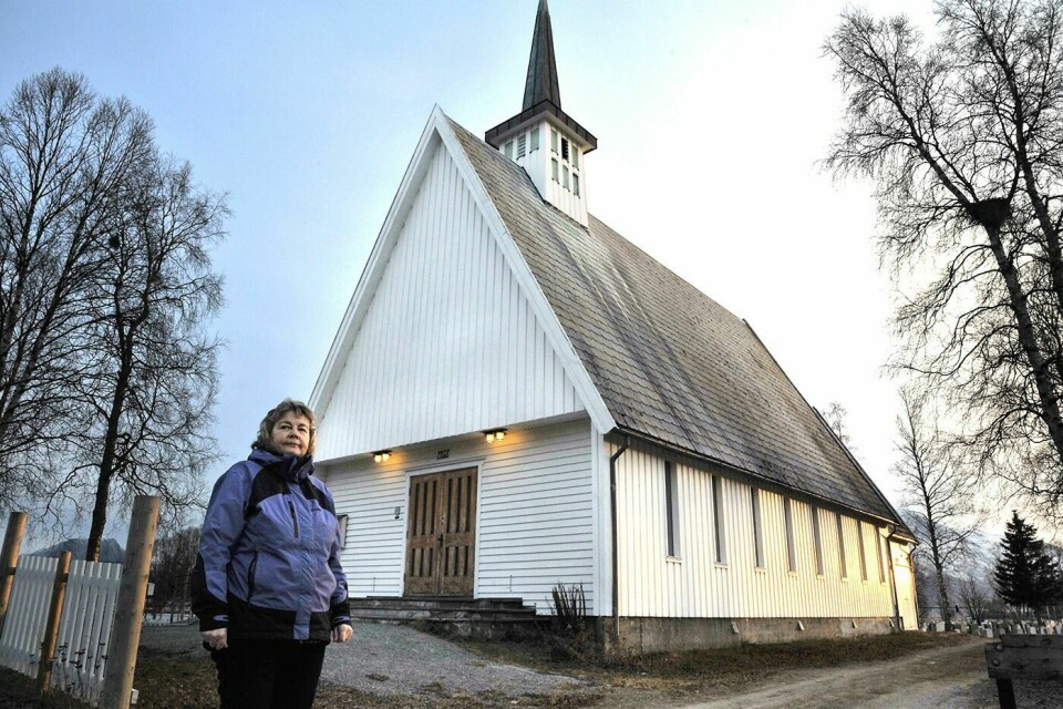 GLEDER SEG: Eva Nyrum i den lokale diabetesforeninga ser fram til at kapellet skal lyse opp i blått denne helga. Foto: Leif A. Stensland