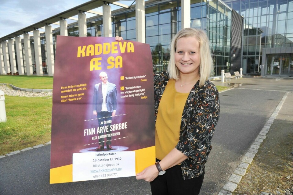 GÅR FOR FULLT HUS: Husleder Marita Hagensen i Istindportalen ser fram til at Finn Arve Sørbøe skal fabulere om språk på scenen i Istindportalen 13. oktober. Så langt har over 13 000 mennesker sett forestillinga «Kaddeva æ sa».