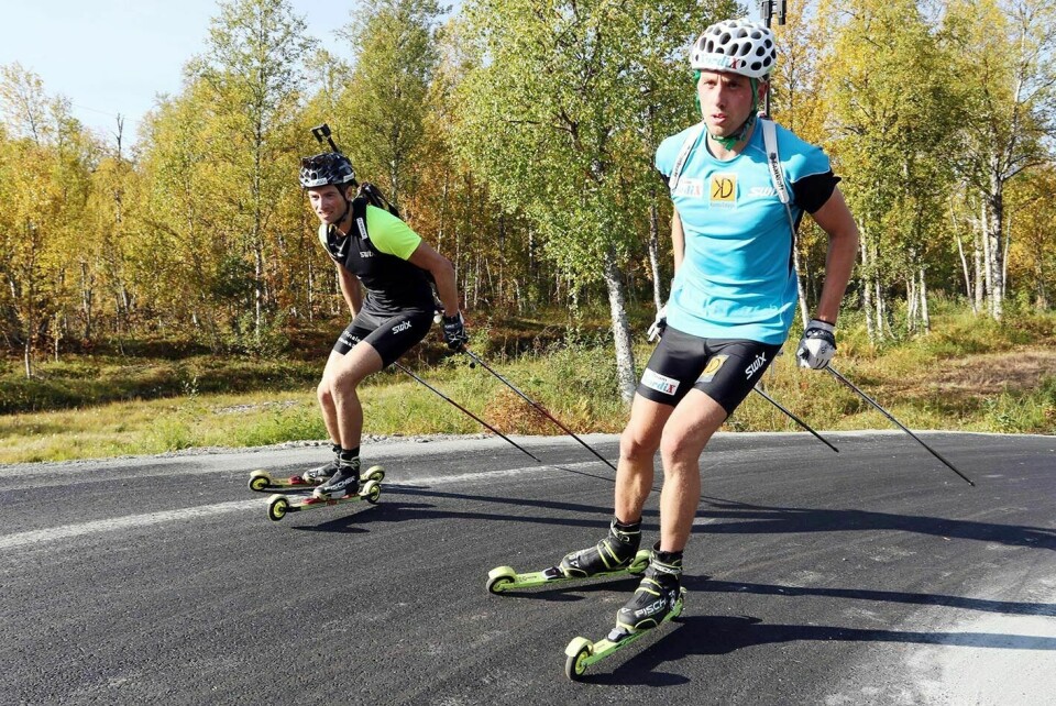 GIR SEG: Marius Hol har bestemt seg for å legge skiskytterkarrieren på hylla. Her sammen med Alexander Os på trening på Bardufoss for ett år siden.