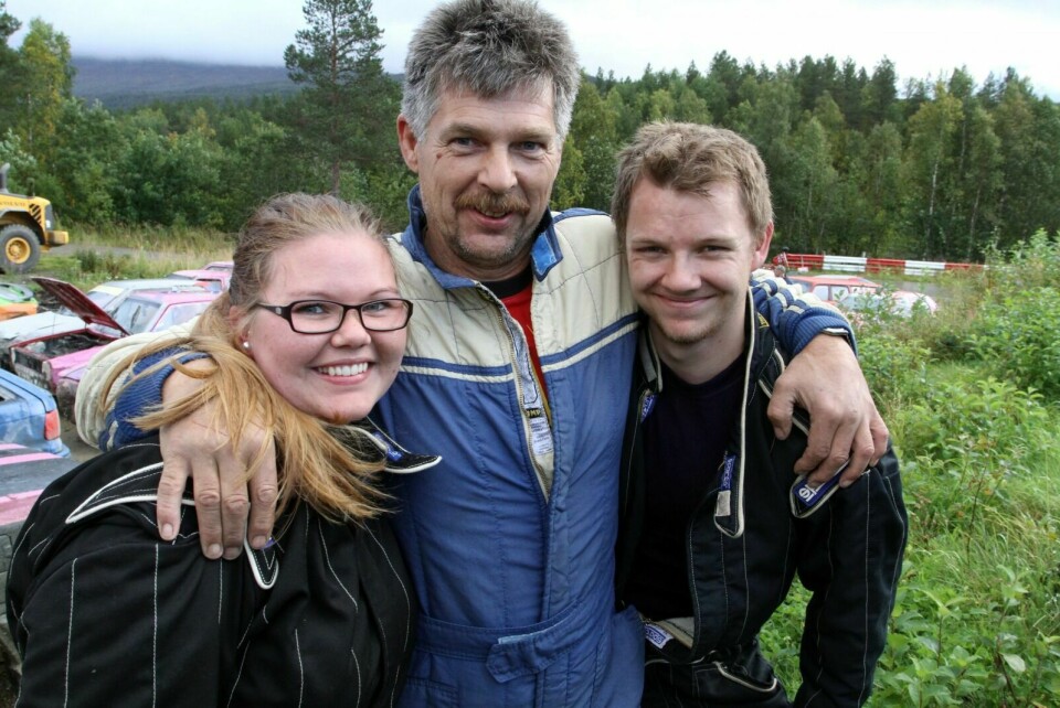 BILFAMILIE: Katrin (t.v.), pappa Øystein og Magnus Løkse. Foto: Ivar Løvland