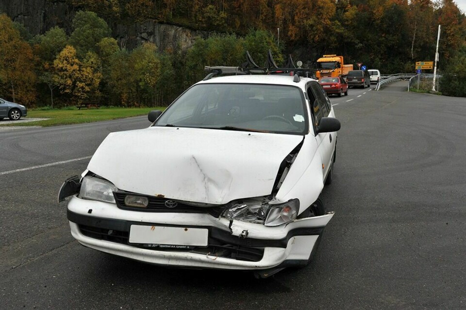 KOLLIDERTE: Denne bilen fikk seg en kraftig trøkk i fronten etter å ha kjørt inn i en annen bil bakfra i Olsborgkrysset i går formiddag. Foto: MORTEN KASBERGSEN