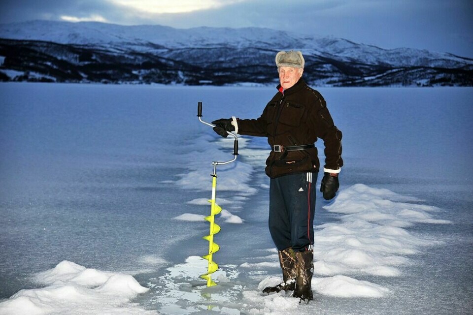 PÅ TYNN IS: Isen på Sagelvvatn er bare 6 cm tykk. – Jeg vil derfor advare folk mot å ferdes på isen, sier Hans Fagertun. Foto: Leif A. Stensland