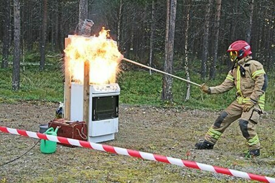 SKREMMENDE: Kjetil Østli demonstrerer hvor lett det kan begynne å brenne i en gryte med fett, og at man ihvertfall ikke skal prøve å slokke med vann. – Det beste er å sette på et lokk og få fraktet den ut av huset raskest mulig, fortalte han.