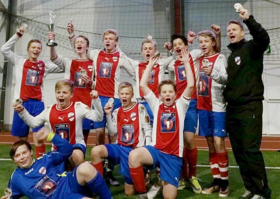 PÅ NASJONAL TV: Småguttene til BOIF vant i sommer Bardufoss cup. Nå skal de bryne seg på lag i Norway cup og blir vist på TV 2 i sin første kamp. Foto: Privat