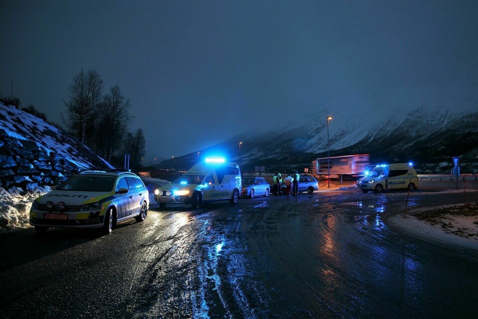FULL UTRYKNING: Politi og ambulanser måtte rykke ut til Nordkjosbotn etter at to personbiler og en trailer var involvert i en kjedekollisjon på E8 i går ettermiddag. Foto: Lill-Karin Elvestad