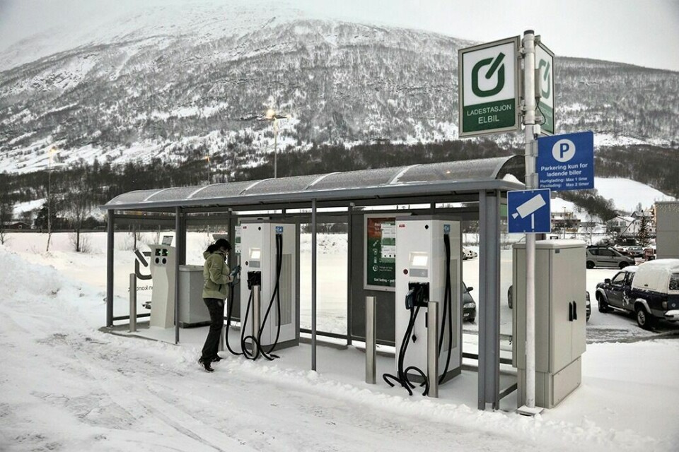 FØRSTE LADESTASJON: Den aller første ladestasjonen for el-biler står plassert bak Circle C i Nordkjosbotn og ble tatt i bruk i forrige uke. Foto: Leif A. Stensland