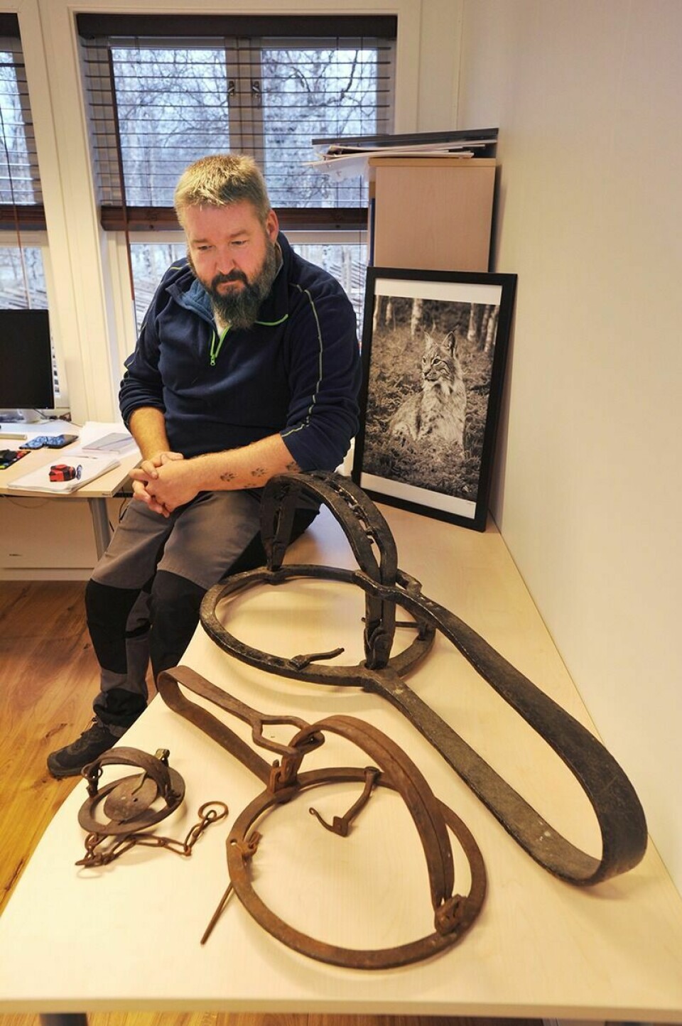 KLENODIER: Kjetil Hognestad viser fram revesaks, ulvesaks og bjørnesaks fra Bardu, som også skal stilles ut. De to sistnevnte er fra henholdsvis 1900 og 1870.