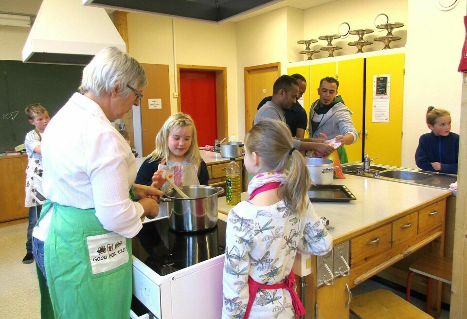 LAGDE MAT: Torsdag i forrige uke hadde skolen besøk av tre flyktninger som har kommet til Balsfjord kommune. De fortalte om sin flukt og lagde mat fra sine hjemland sammen med 4. klassen.