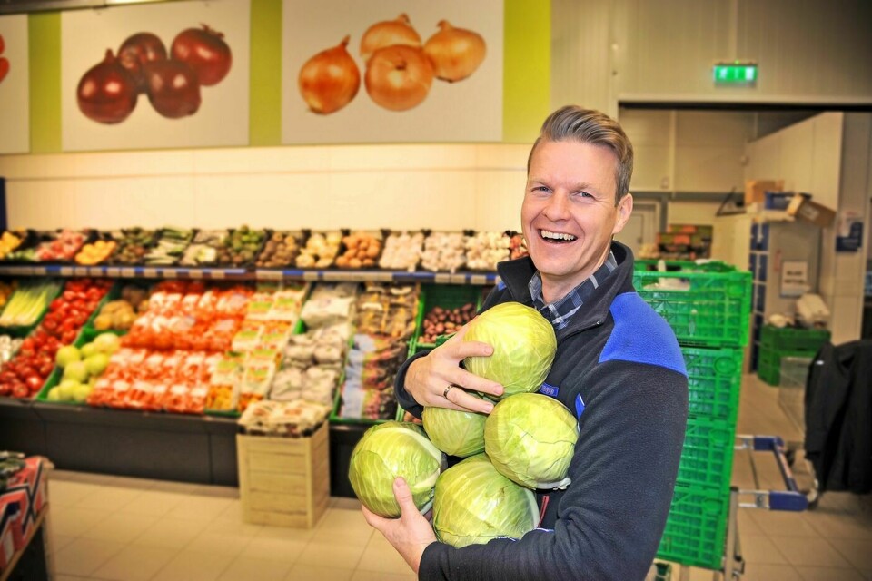 ORDEN I GRØNNSAKSAVDELINGA: Fra 1. januar tar Vegard Gystad over drifta av Rema 1000 på Bardufoss. Nå er han i full opplæring hos sin fremtidige butikk, og første dag ble brukt til å sette opp grønnsaksavdelinga.