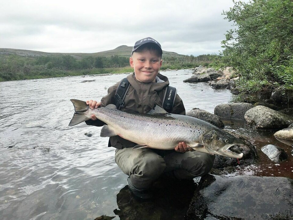 STORFANGST: Emil Enoksen har all grunn til å være fornøyd med fangsten. En syv kilos tung laks som 11-åringen fikk på flue han selv har bundet. Foto: PRIVAT