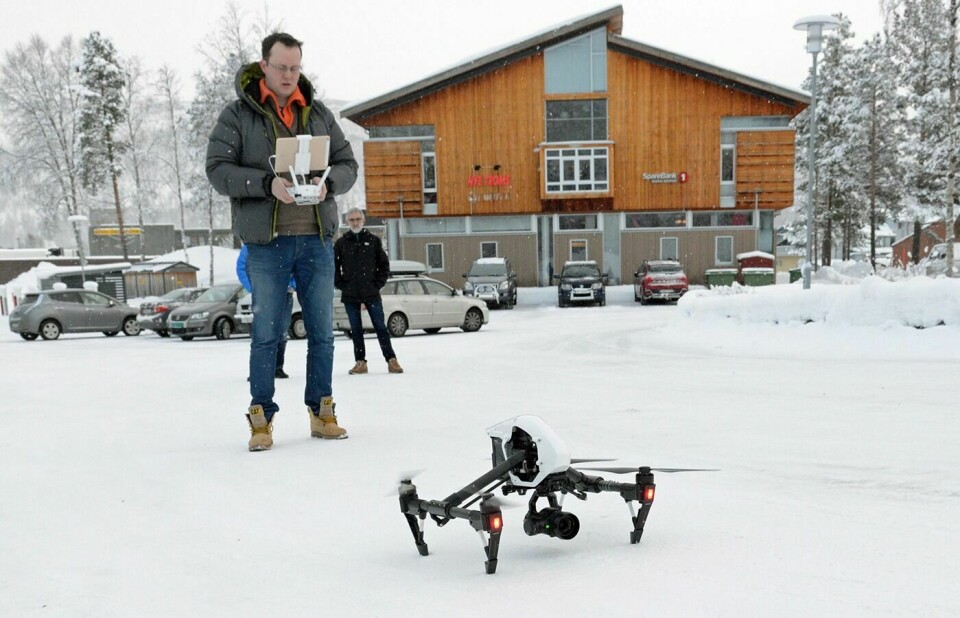 STYRES TIL MAUKEN: Forsvarsbygg holder fast ved at Mauken-Blåtind kan være aktuelt for droneflyging og sier fortsatt nei til Setermoen. På bildet Tore Riise, som jobber med dronebaseprosjektet for Norut i Indre Troms. (Arkivfoto)