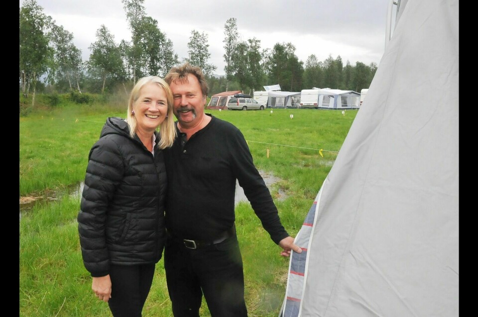 GOD STEMNING: Ekteparet Bente og Per Johan Mælen har kommet fra Hardanger for å delta på LS. De mener at regnværet ikke legger noen demper på stemninga. Foto: Vilde Kristine Malmo