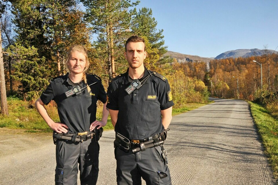 DØDSULYKKE: Torsdag formiddag rykket politibetjentene Berit Øvermoen Svendsen og Carl Oskar Tømmerås ut til ei traktorulykke i Bardu. Mannen som ble klemt under traktoren, omkom som følge av ulykka.
