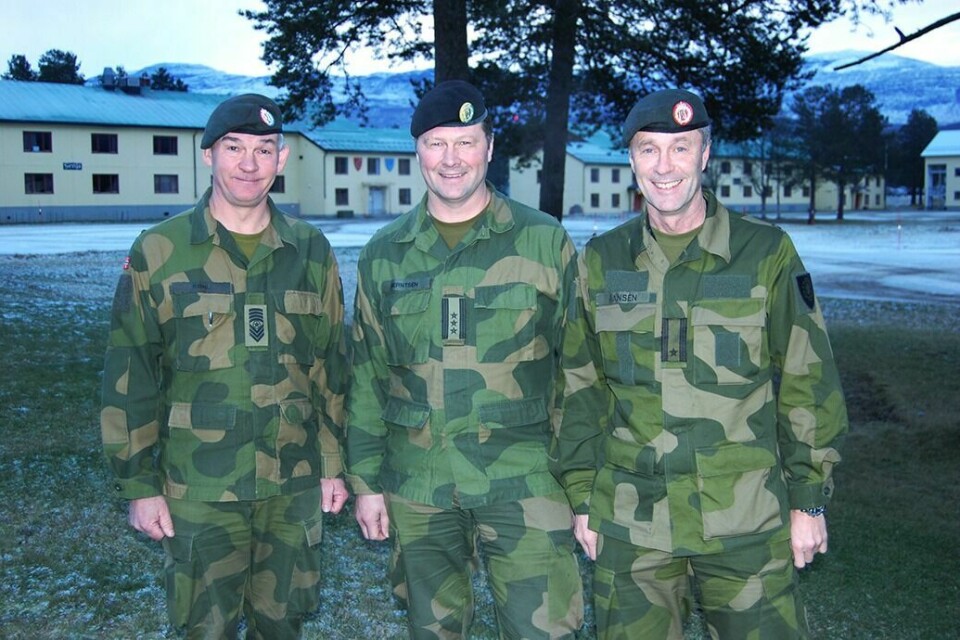 SJEFSSKIFTE: Oberst Jørn Erik Berntsen (i midten), innsatte fredag major Trond Magne Hansen (t.h.) som ny plassmajor på Setermoen. Hansen overtar stillinga etter Stig Køhl (t.v.), som har fått opprykk til sjefsersjant for operasjonsstøtteavdelinga. Foto: STABSSJEF OPERASJONSSTØTTEAVDELINGA, MARIA E. FAGERHEIM