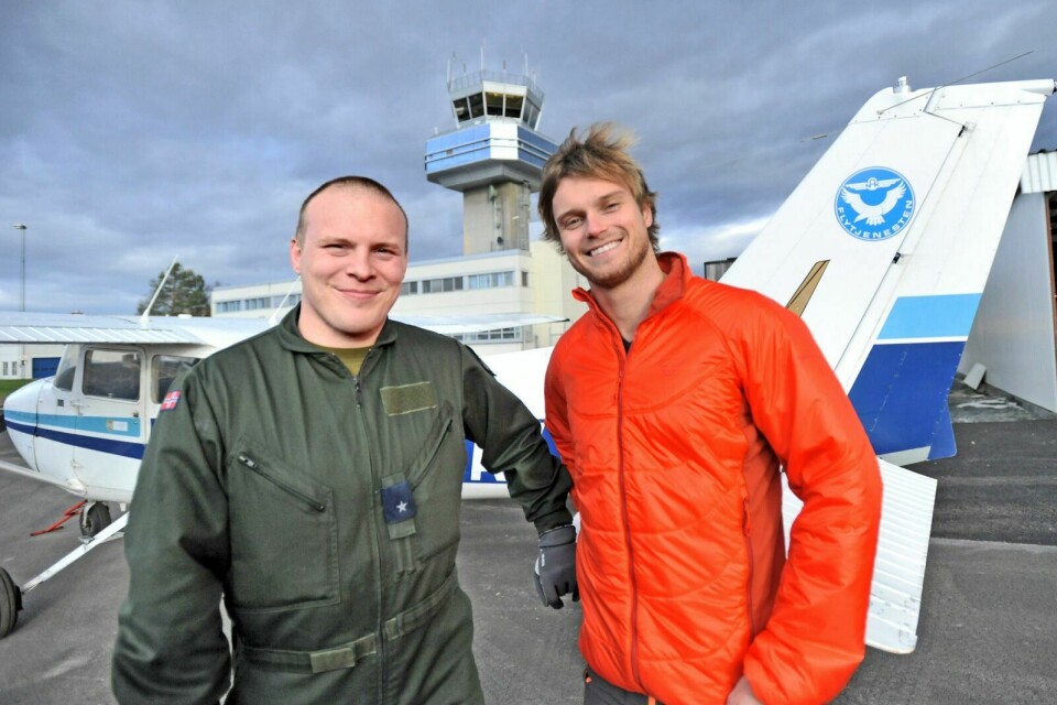 FLYPRAT: Lars-Petter Holst (t.v.) og Christer Sola i Bardufoss flyklubb ser fram til å få et permanent klubbhus hvor de kan prate fly med likesinnede. Klubbhuset skal stå ved siden av hangaren som skimtes i bakgrunnen.