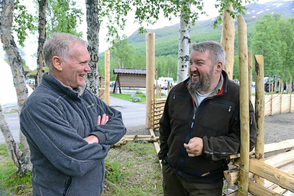 NYTT GODT ÅR: 2016 tyder på å bli et nytt godt år for Polar Park. På bildet daglig leder Heinz Strathmann (til venstre) i samtale med en av de ansatte, Kjetil Kverneland-Hognestad.