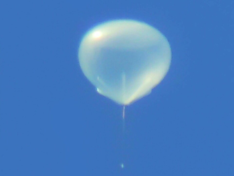 KRAFTIG FORSTØRRET: Slik så forskningsballongen ut fra Moen i Målselv gjennom en kikkert med 60 x forstørrelse og med full zoom på et gammelt pocketkamera. Foto: ODD-INGE LARSEN