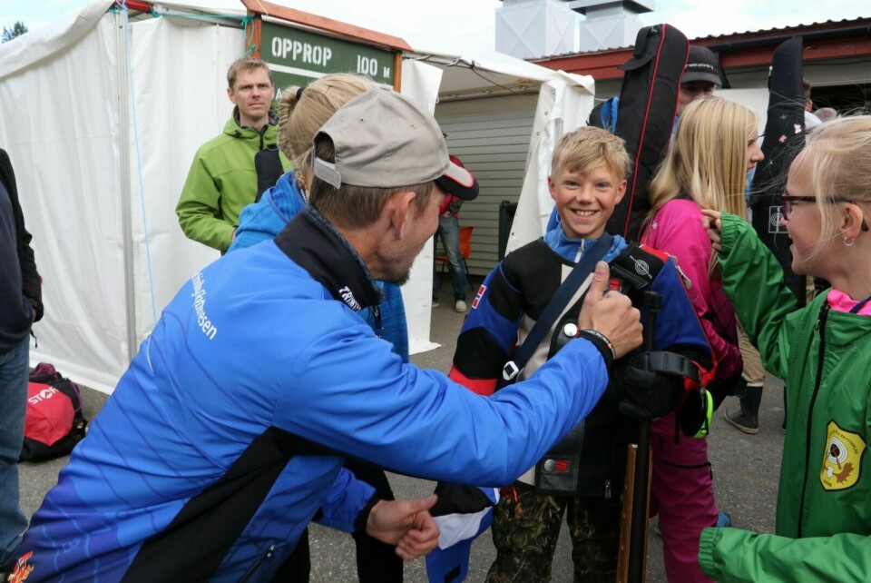BLE JUBLET FOR: 10 år gamle Tobias fikk mye jubel fra sin familie etter baneskytinga tirsdag. Foto: Ivar Løvland