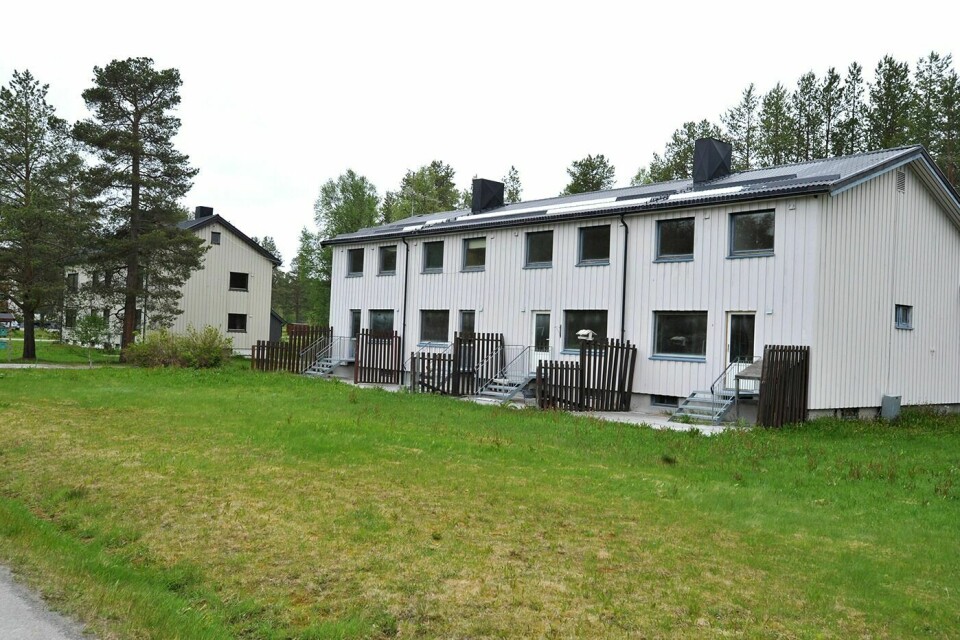 ENNÅ IKKE REVET: De 26 gamle leilighetene i Vilje boligfelt på Bardufoss skulle etter planen rives i løpet av sommeren. Nå er både rivninga og bygginga 24 nye leiligheter satt på vent på ubestemt tid. (Arkivfoto: Toril F. Ingvaldsen)