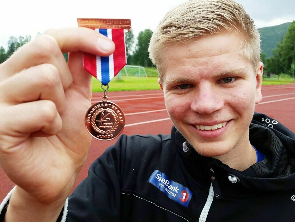 BRONSESMIL: Bjørnulf Brekke fra Målselv IL er fornøyd med bronse i junior-NM i friidrett. Foto: Ivar Løvland