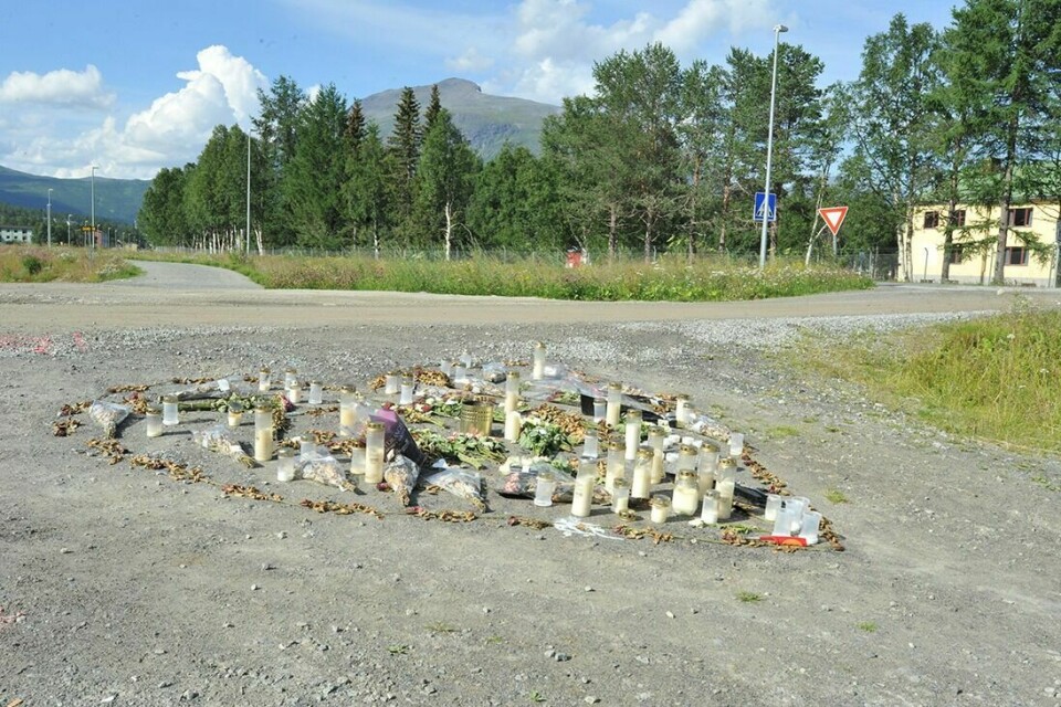 MINNES THOMAS: Ulykkesstedet på Setermoen er pyntet med blomster og lys. Foto: Toril F. Ingvaldsen
