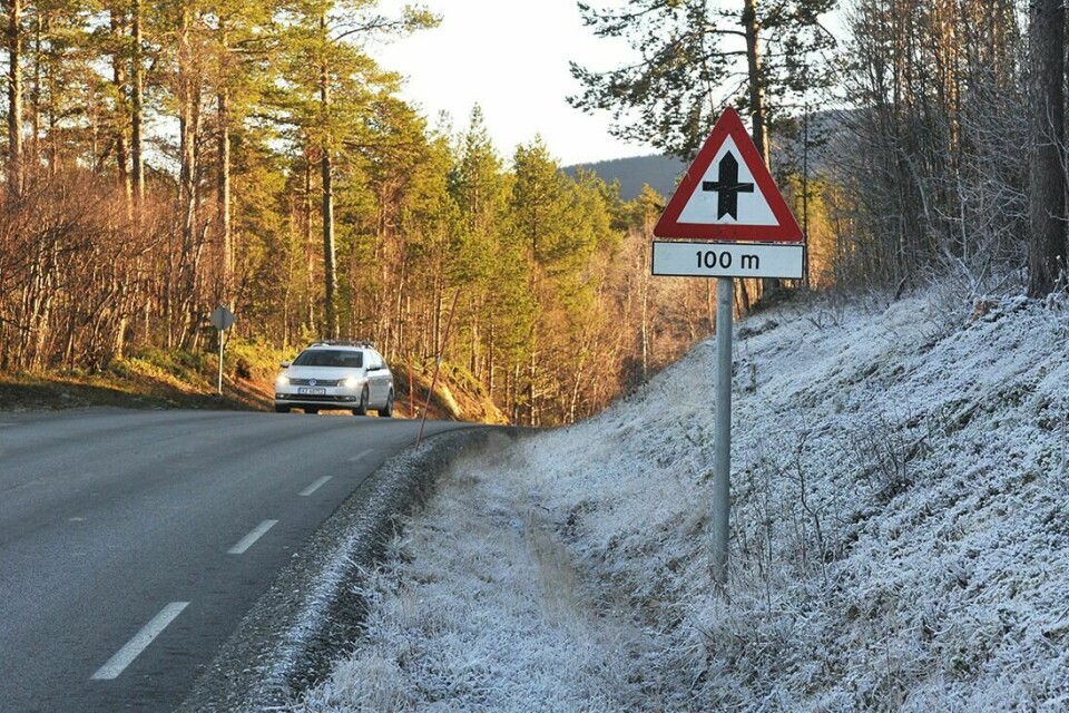 FARESKILT: Dette skiltet i 80-sonen, «Forkjørskryss», skal advare bilistene fra Bardufoss om krysset. Men først 50 meter lenger fram kan de se krysset. Foto: Terje Tverås