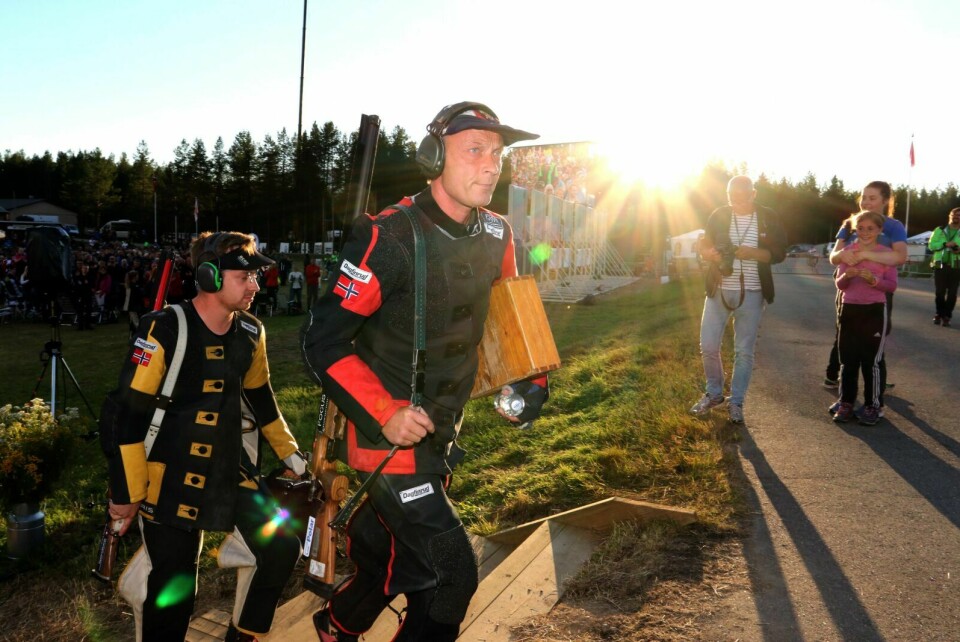 INN PÅ BANEN: Tor Erik Fossli på vei inn på kongelaget i strålende kveldssol ved Råvatn. Foto: Ivar Løvland