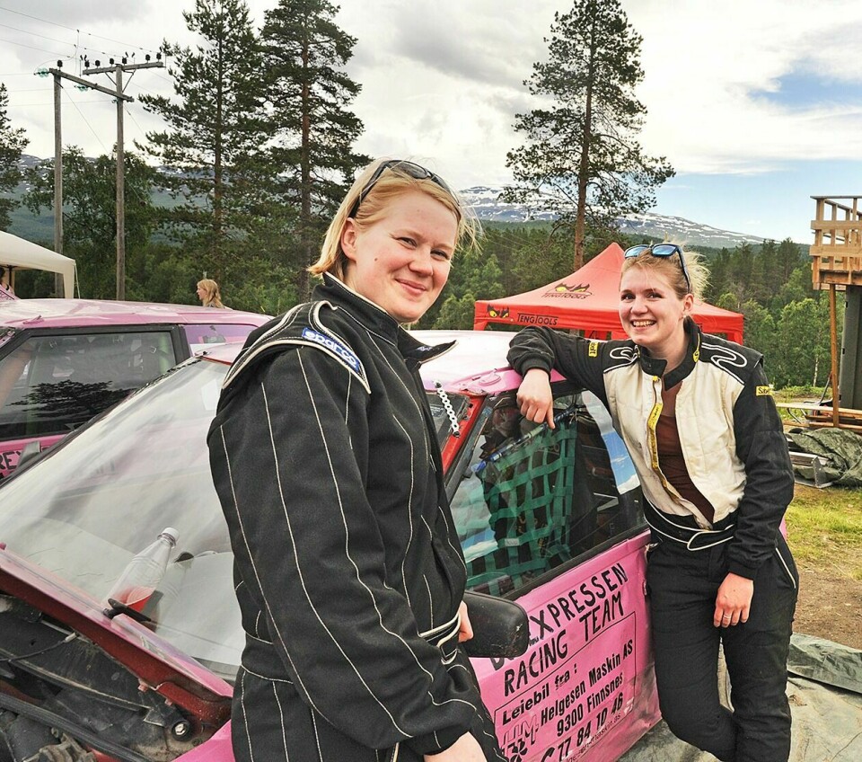 TOPP: Ingrid Engmo Bjørnsen (t.v.) og Kristine Engmo (t.h.) trives med å tilbringe tid på bilcrossbanen, og håper flere jenter slutter seg til sporten.