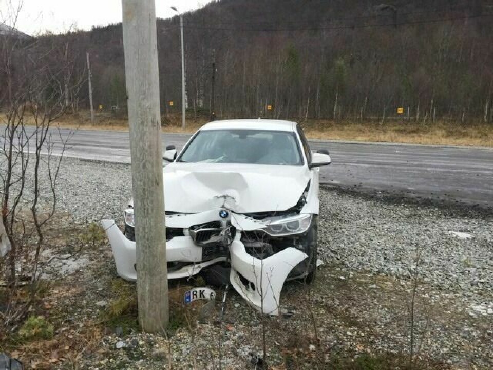 TRAFF STOLPE: Trafikkskolebilen fra Indre Troms fikk store skader i fronten i sammenstøtet med lyktestolpen. Uhellet skjedde på glattkjøringsbanen på Setermoen torsdag formiddag. Foto: POLITIET