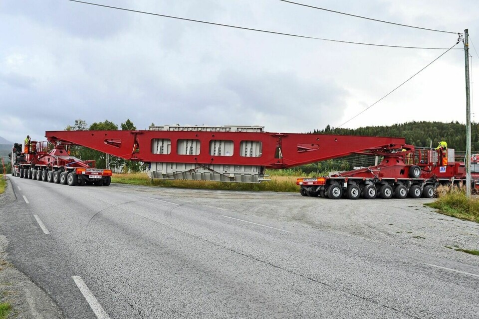 REAKTOR: Politi, Vegvesenet og Statnetts ansatte var involvert i transporteringa av reaktoren fra Sørreisa til Bardufoss transformatorstasjon. Fire timer tok det for det 66 meter lange vogntoget å komme fram.