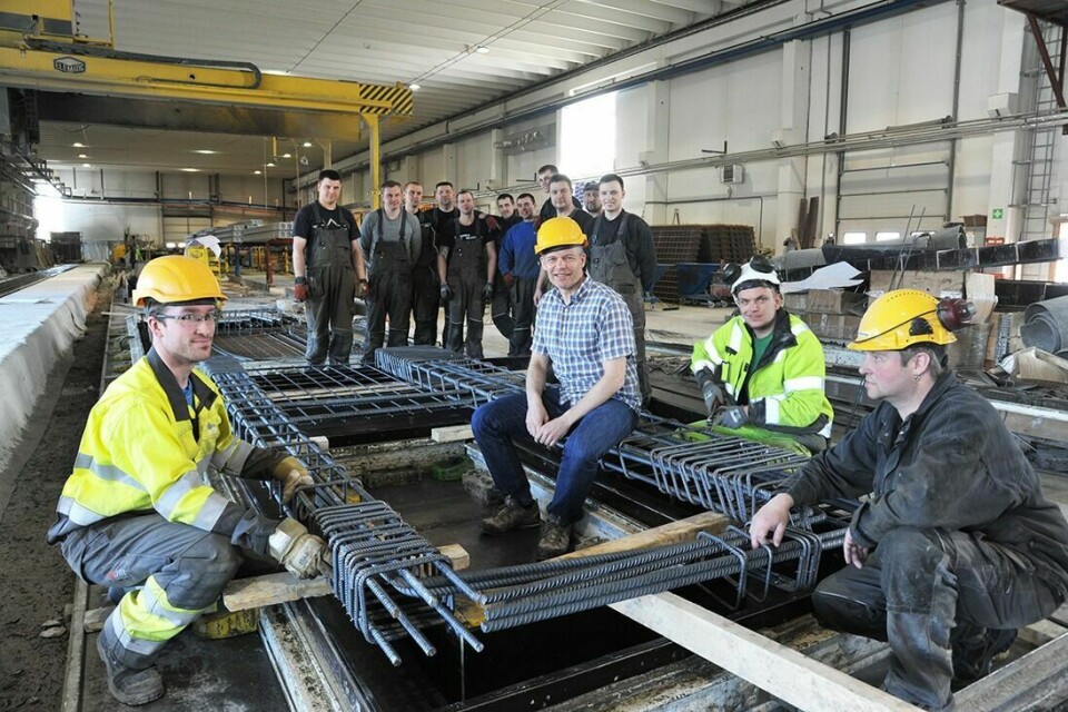 SKRYT: Daglig leder Ove Lorentzen (i midten) gir de ansatte i produksjonen æra for 10-millionoverskuddet som Element Nor kan vise til i 2015. Foto: Maiken Kiil Bartholdsen