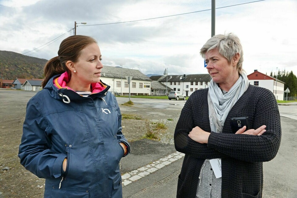 PÅ TIDE MED LYS: Mona Sneve Prestbakk og Tove M. Lundgård Liland er to av beboerne i Sørdalen som mener det er på tide at grenda får veilys.