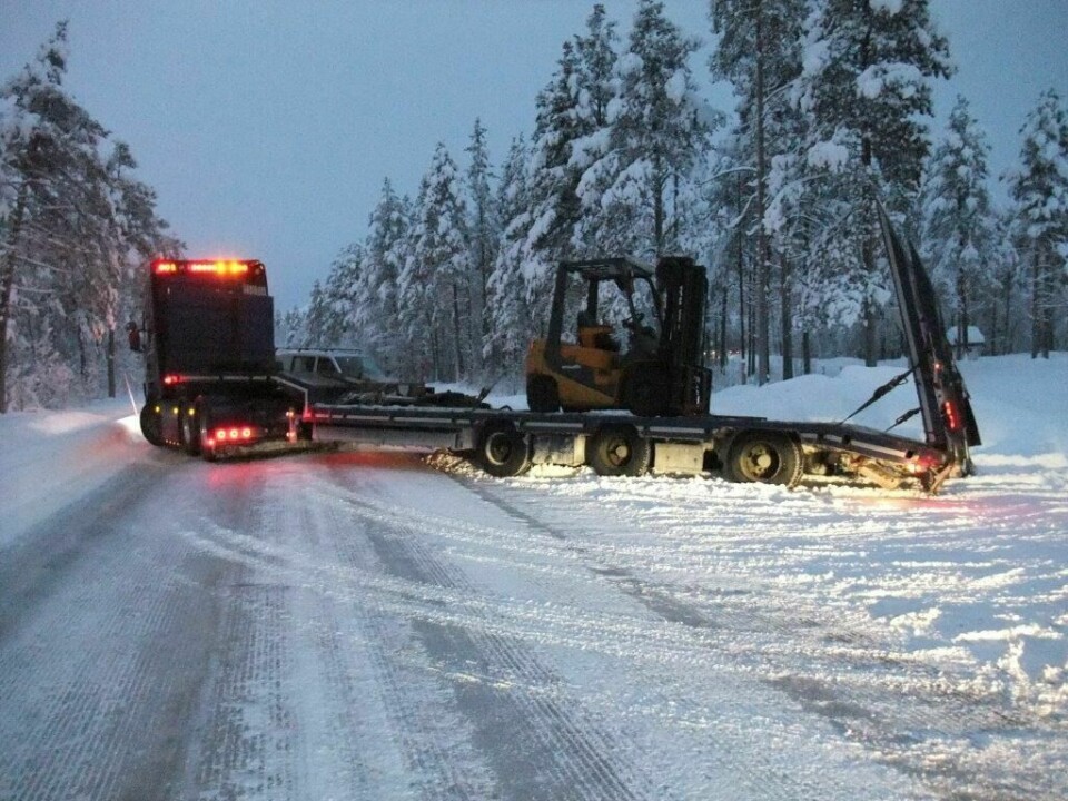 SPERRER FYLKESVEIEN: Fylkesveien mellom Karlstad og Buktamoen er sperret ved Øvre Rossvoll, men personbiler kan passere via Rossvollveien. Foto: Eirik Heim