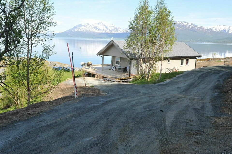 HYTTE VED SJØEN: Nedbygging av strandsona gjør tilgjengeligheten til sjøen dårligere for allmennheten. Det mener daglig leder Espen Prestbakmo i Midt- Troms friluftsråd.